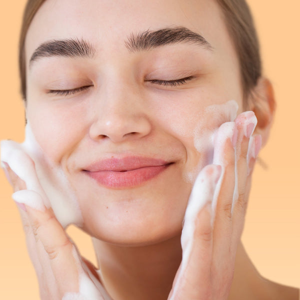 VITAMIN C REINIGUNGSSCHAUM FÜR FRISCHE UND GEPFLEGTE HAUT | Rossen Kosmetik