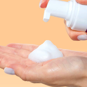 TEXTUR DES VITAMIN C REINIGUNGSSCHAUMS AUF DER HAND | Rossen Kosmetik